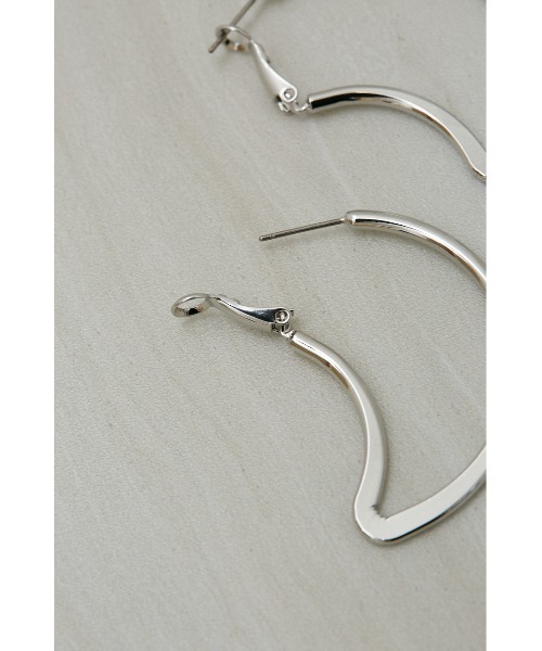 AZUL by moussy(アズールバイマウジー)の「CRESCENT MOON HOOP EARRINGS/クレセントムーンフープピアス(ピアス(両耳用)・レディース・シルバー/ゴールド系その他・FREE)」の4枚目の写真