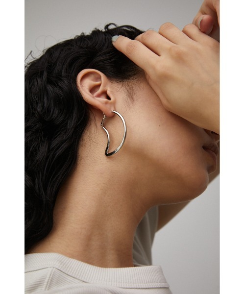 AZUL by moussy(アズールバイマウジー)の「CRESCENT MOON HOOP EARRINGS/クレセントムーンフープピアス(ピアス(両耳用)・レディース・シルバー/ゴールド系その他・FREE)」の5枚目の写真
