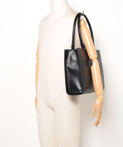 one after another NICE CLAUP(ワンアフターアナザーナイスクラップ)の「A4サイズ収納/ロゴモチーフエンボストートバッグ(トートバッグ・レディース・ベージュ/アイボリー/ブラック・FREE)」の4枚目の写真