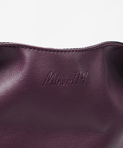 MinoriTY（マイノリティ）の「【MinoriTY】シンセティックレザー２WAYマルシェバッグ ショルダーバッグ トートバッグ メンズ ウィメンズ ユニセックス（トートバッグ・メンズ・グレー/ブラック/パープル・FREE）」の8枚目の写真