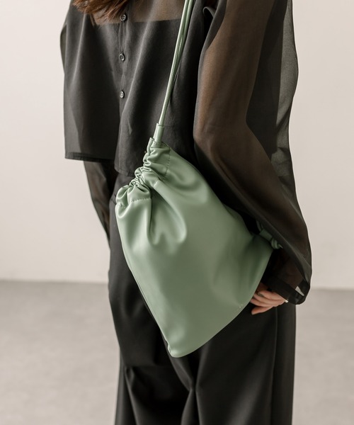 loti（ロティ）の「loti 巾着ショルダーBAG（ショルダーバッグ・レディース・グリーン/オフホワイト/ブラック・ONE SIZE）」の3枚目の写真