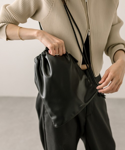 loti（ロティ）の「loti 巾着ショルダーBAG（ショルダーバッグ・レディース・グリーン/オフホワイト/ブラック・ONE SIZE）」の2枚目の写真