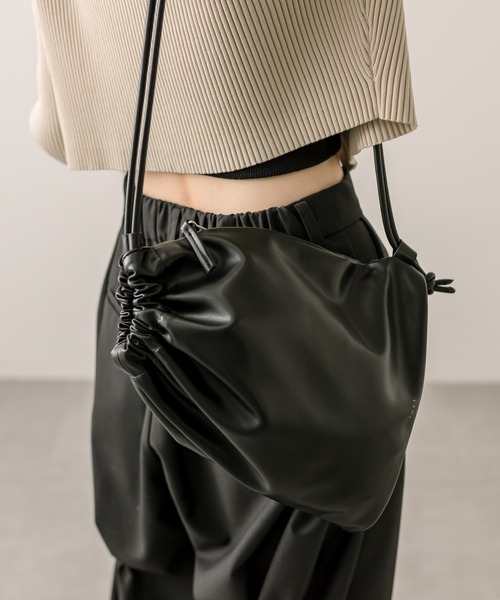 loti（ロティ）の「loti 巾着ショルダーBAG（ショルダーバッグ・レディース・グリーン/オフホワイト/ブラック・ONE SIZE）」の4枚目の写真