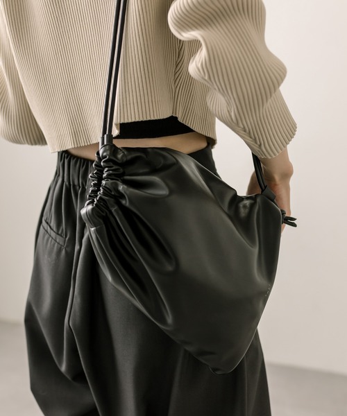 loti（ロティ）の「loti 巾着ショルダーBAG（ショルダーバッグ・レディース・グリーン/オフホワイト/ブラック・ONE SIZE）」の5枚目の写真