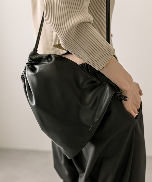 loti（ロティ）の「loti 巾着ショルダーBAG（ショルダーバッグ・レディース・グリーン/オフホワイト/ブラック・ONE SIZE）」の6枚目の写真