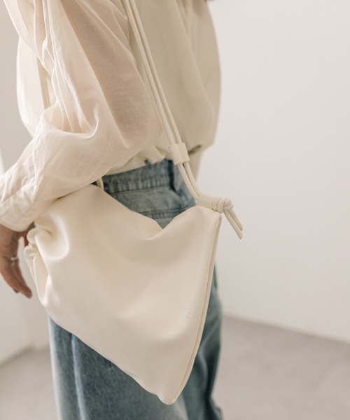 loti（ロティ）の「loti 巾着ショルダーBAG（ショルダーバッグ・レディース・グリーン/オフホワイト/ブラック・ONE SIZE）」の8枚目の写真