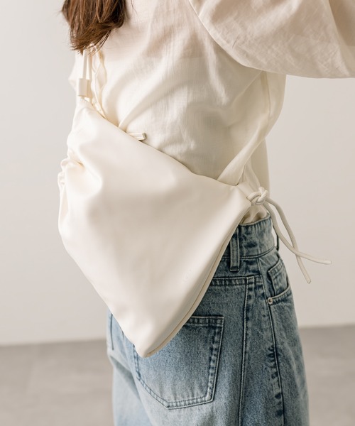 loti（ロティ）の「loti 巾着ショルダーBAG（ショルダーバッグ・レディース・グリーン/オフホワイト/ブラック・ONE SIZE）」の9枚目の写真