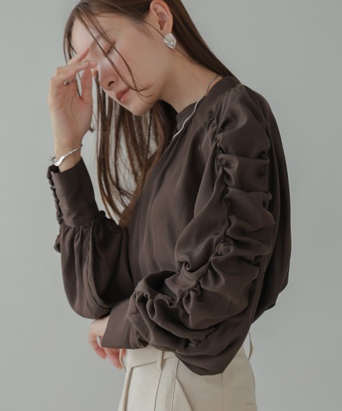 Bab（バブ）の「袖ギャザープチハイブラウス（シャツ/ブラウス・レディース・アイボリー/ブラック/ブラウン・M）」の3枚目の写真