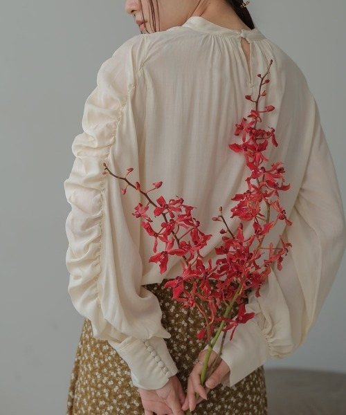 Bab（バブ）の「袖ギャザープチハイブラウス（シャツ/ブラウス・レディース・アイボリー/ブラック/ブラウン・M）」の2枚目の写真