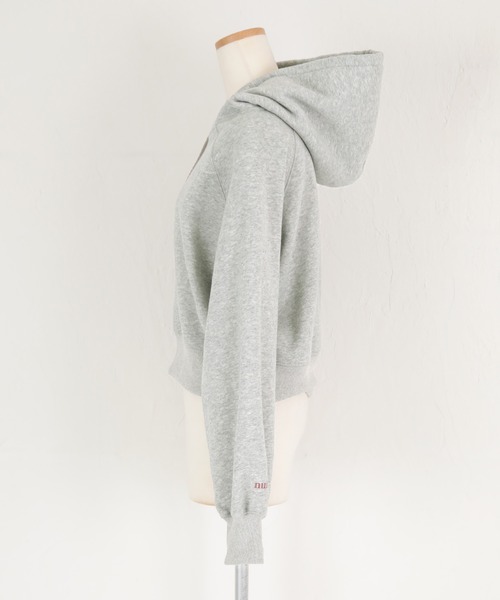 titivate（ティティベイト）の「裏起毛ロゴショートフード付きプルオーバー（パーカー・レディース・アイボリー/ライトブルー/ブラック/杢グレー・FREE）」の8枚目の写真