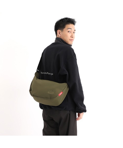 Manhattan Portage（マンハッタンポーテージ）の「Kings Crescent Bag Padded Nylon Taffeta（ショルダーバッグ・メンズ・ブラック/オリーブ・MEDIUM）」の14枚目の写真