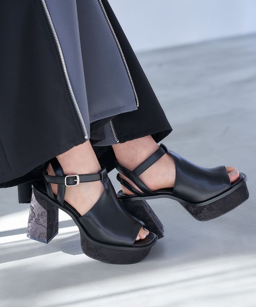 HARE(ハレ)の「Tストラップチャンキーサンダル(HARE)(サンダル・レディース・ブラック/シルバー/ブラック系その他・MEDIUM/LARGE)」の11枚目の写真