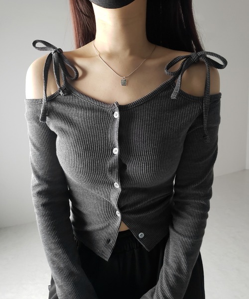 me+em select（ミームセレクト）の「【 ２WAY 】ダブルリボンオフショルダーリブショートカーディガン（Tシャツ/カットソー・レディース・チャコール/ホワイト/ブラック・FREE）」の3枚目の写真