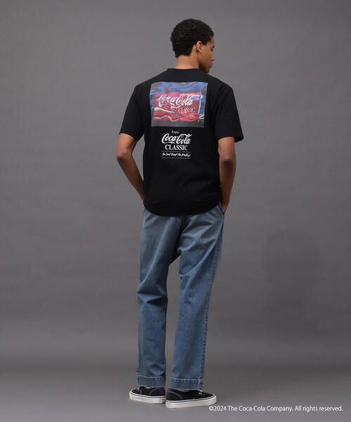 AVIREX（アヴィレックス）の「AVIREX / Coca-Cola 90s PHOTO T-SHIRT（Tシャツ/カットソー・メンズ・ブラック/ホワイト・MEDIUM/LARGE/X-LARGE/XX-LARGE）」の11枚目の写真