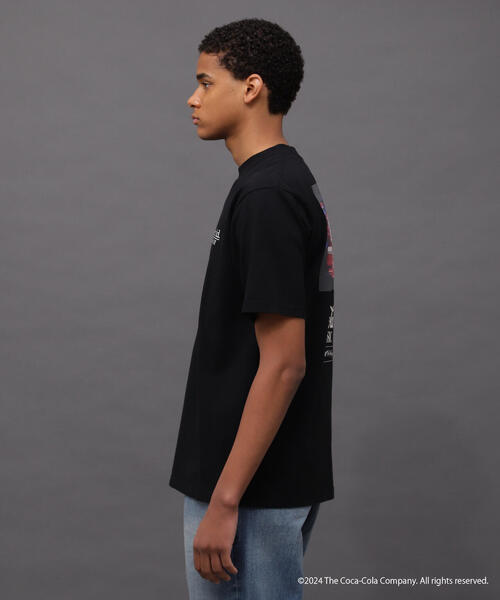 AVIREX（アヴィレックス）の「AVIREX / Coca-Cola 90s PHOTO T-SHIRT（Tシャツ/カットソー・メンズ・ブラック/ホワイト・MEDIUM/LARGE/X-LARGE/XX-LARGE）」の13枚目の写真