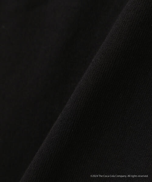 AVIREX（アヴィレックス）の「AVIREX / Coca-Cola 90s PHOTO T-SHIRT（Tシャツ/カットソー・メンズ・ブラック/ホワイト・MEDIUM/LARGE/X-LARGE/XX-LARGE）」の8枚目の写真