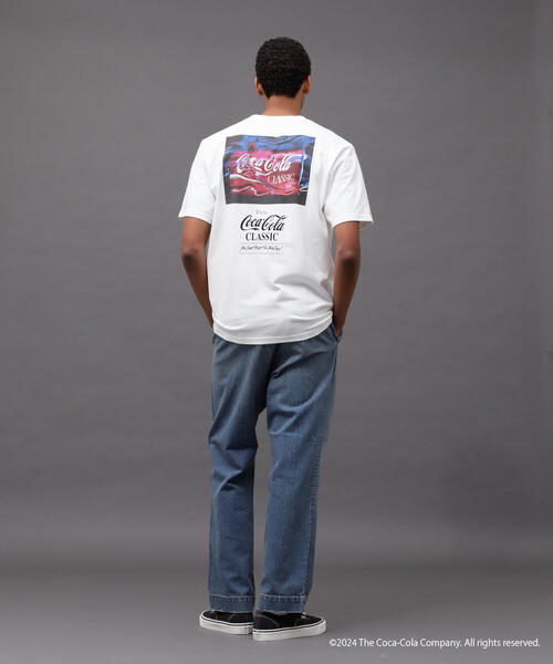 AVIREX（アヴィレックス）の「AVIREX / Coca-Cola 90s PHOTO T-SHIRT（Tシャツ/カットソー・メンズ・ブラック/ホワイト・MEDIUM/LARGE/X-LARGE/XX-LARGE）」の10枚目の写真