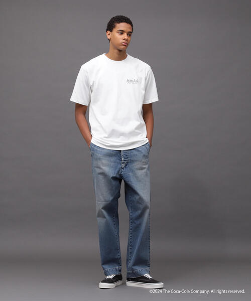 AVIREX（アヴィレックス）の「AVIREX / Coca-Cola 90s PHOTO T-SHIRT（Tシャツ/カットソー・メンズ・ブラック/ホワイト・MEDIUM/LARGE/X-LARGE/XX-LARGE）」の3枚目の写真