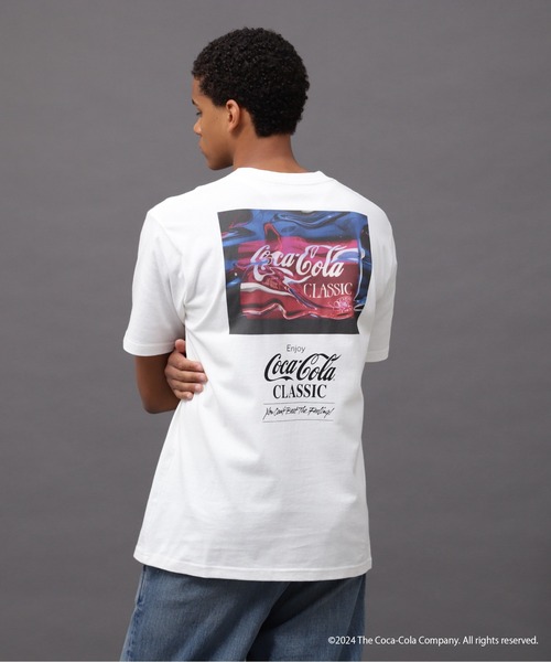 AVIREX（アヴィレックス）の「AVIREX / Coca-Cola 90s PHOTO T-SHIRT（Tシャツ/カットソー・メンズ・ブラック/ホワイト・MEDIUM/LARGE/X-LARGE/XX-LARGE）」の2枚目の写真