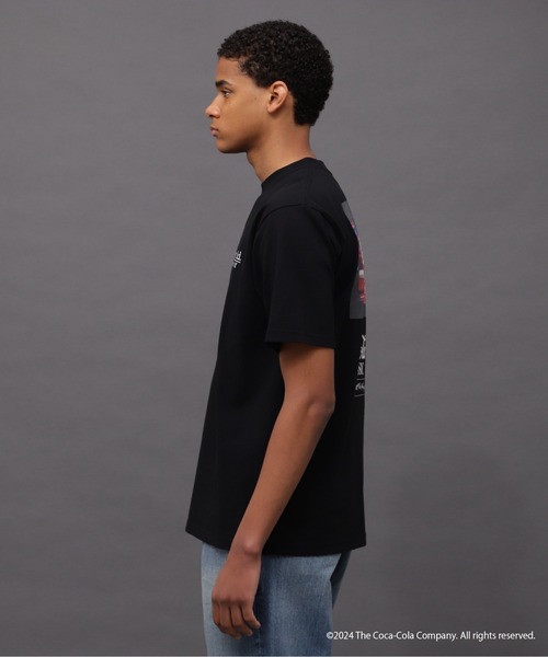 AVIREX（アヴィレックス）の「AVIREX / Coca-Cola 90s PHOTO T-SHIRT（Tシャツ/カットソー・メンズ・ブラック/ホワイト・MEDIUM/LARGE/X-LARGE/XX-LARGE）」の17枚目の写真