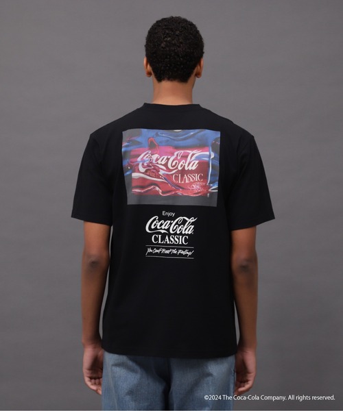 AVIREX（アヴィレックス）の「AVIREX / Coca-Cola 90s PHOTO T-SHIRT（Tシャツ/カットソー・メンズ・ブラック/ホワイト・MEDIUM/LARGE/X-LARGE/XX-LARGE）」の18枚目の写真