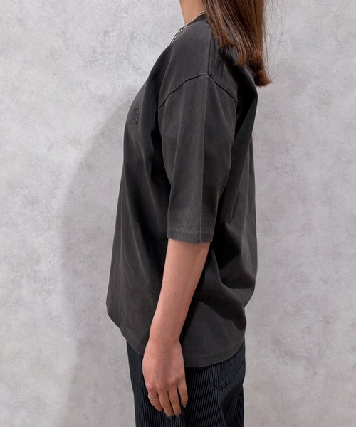 MUHET（ミュエータ）の「トモジロゴピグメントTシャツ（Tシャツ/カットソー・レディース・チャコールグレー/イエロー系その他/ネイビー・MEDIUM/X-LARGE）」の18枚目の写真