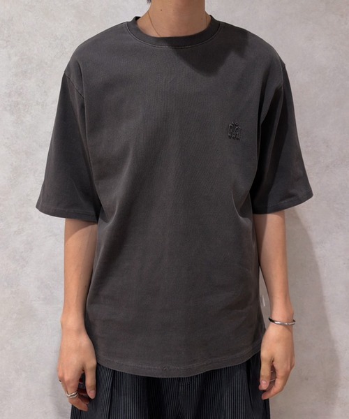 MUHET（ミュエータ）の「トモジロゴピグメントTシャツ（Tシャツ/カットソー・レディース・チャコールグレー/イエロー系その他/ネイビー・MEDIUM/X-LARGE）」の9枚目の写真