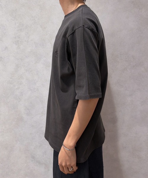 MUHET（ミュエータ）の「トモジロゴピグメントTシャツ（Tシャツ/カットソー・レディース・チャコールグレー/イエロー系その他/ネイビー・MEDIUM/X-LARGE）」の10枚目の写真