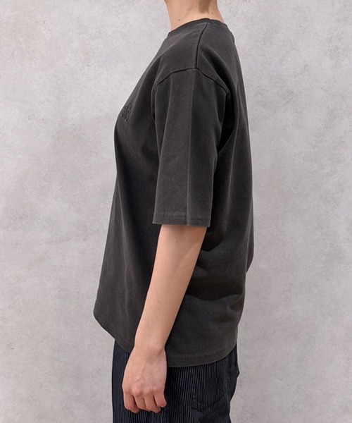MUHET（ミュエータ）の「トモジロゴピグメントTシャツ（Tシャツ/カットソー・レディース・チャコールグレー/イエロー系その他/ネイビー・MEDIUM/X-LARGE）」の8枚目の写真