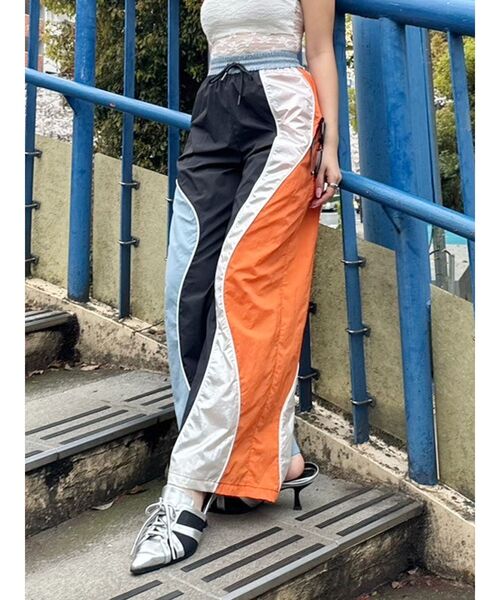 EVRIS（エヴリス）の「カラーブロッキングトラックパンツ（その他パンツ・レディース・ブラック/ネイビー・FREE）」の2枚目の写真