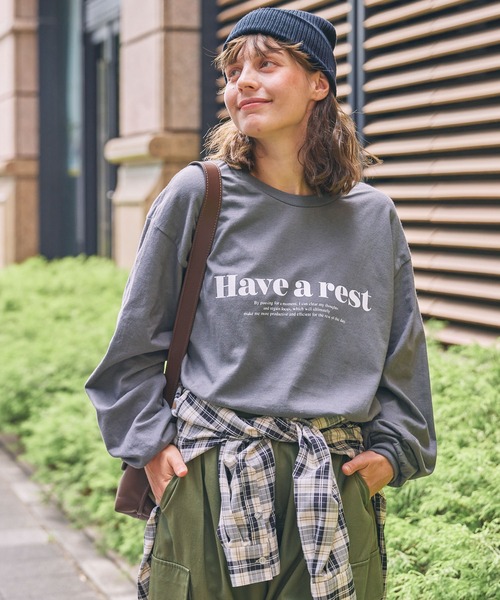 GILDAN(ギルダン)の「【GILDAN】ギルダン別注 アソートロゴ グラフィックプリント&刺繍 オーバーサイズ 長袖Tシャツ(Tシャツ/カットソー・レディース・ホワイト/レッド/オートミール/ネイビー/チャコールグレー/杢グレー・FREE)」の21枚目の写真