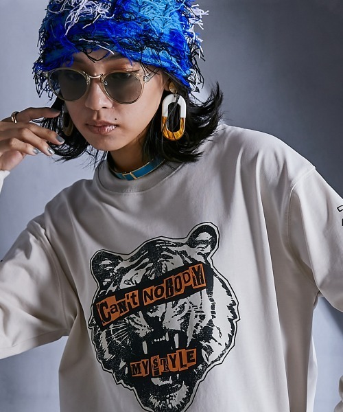 GEVS.(ジェイヴィス)の「綿100%グラフィックプリントロングスリーブTシャツ <大きいサイズ有>GEVS.(Tシャツ/カットソー・レディース・チャコール/ベージュ系・M/5L/4L/3L/LL/L)」の2枚目の写真