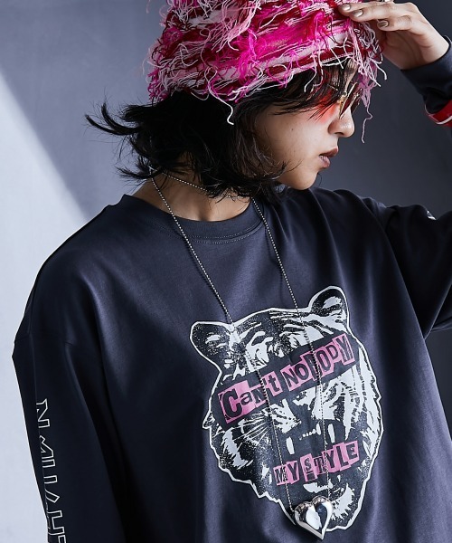 GEVS.(ジェイヴィス)の「綿100%グラフィックプリントロングスリーブTシャツ <大きいサイズ有>GEVS.(Tシャツ/カットソー・レディース・チャコール/ベージュ系・M/5L/4L/3L/LL/L)」の1枚目の写真