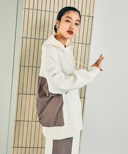 LEPSIM（レプシィム）の「異素材ギャザーパーカー 134460（パーカー・レディース・アイボリー/ブラック/チャコールグレー・FREE）」の6枚目の写真
