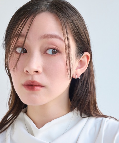Phoebe（フィービィー）の「【金属アレルギー対応】【痛くないシリーズ】フラワービジューフロートライトフィットイヤリング（イヤリング・レディース・イエローゴールド/シャンパン/シルバー・FREE）」の14枚目の写真