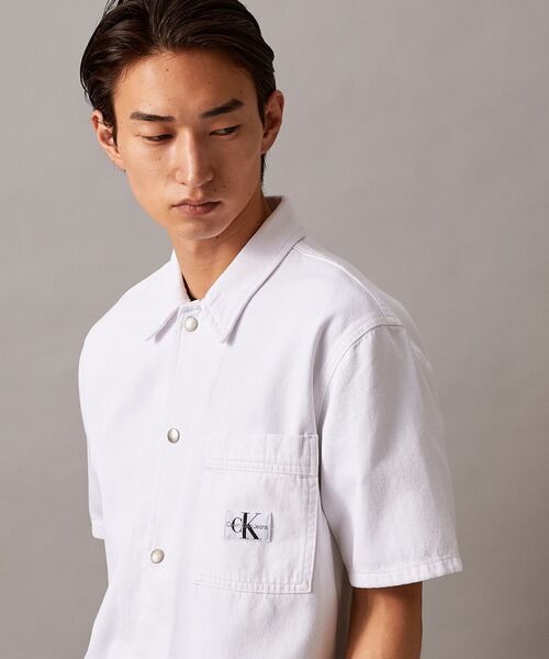Calvin Klein（カルバン・クライン）の「キャンプ デニムシャツ（シャツ/ブラウス・メンズ・ホワイト・L/M/S/XS/XL）」の2枚目の写真