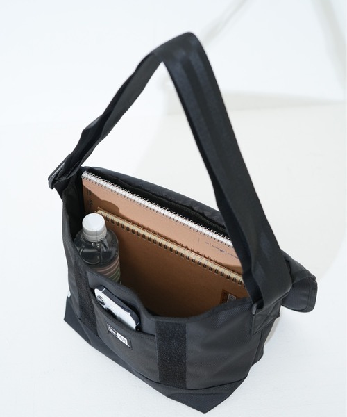 NEW ERA(ニューエラ)の「【NEW ERA/ニューエラ】SHOULDER BAG(ショルダーバッグ・メンズ・ブラック/ブラック×ホワイト/ストーン/ブラック系その他・FREE)」の16枚目の写真