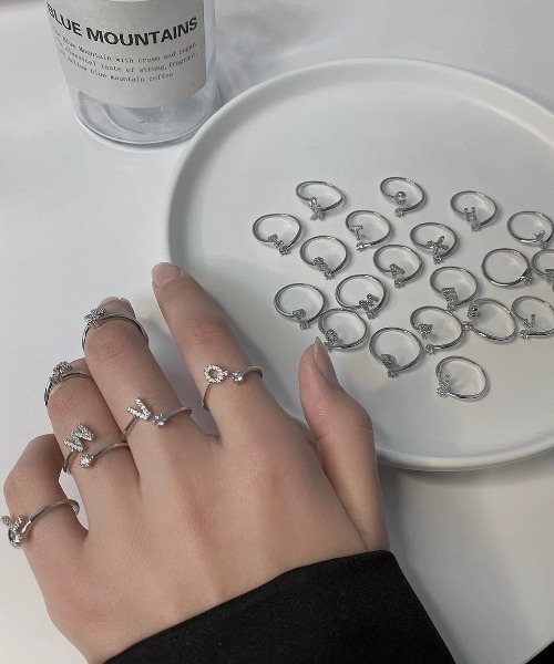 E&C closet…(イーアンドシークローゼット)の「イニシャルリング(リング・レディース・シルバー/ゴールド・A/B/C/D/E/F/H/L/M/O/P/G/I/J/K/N/Q/R/S/T/U/W/X/Y/Z/V)」の2枚目の写真