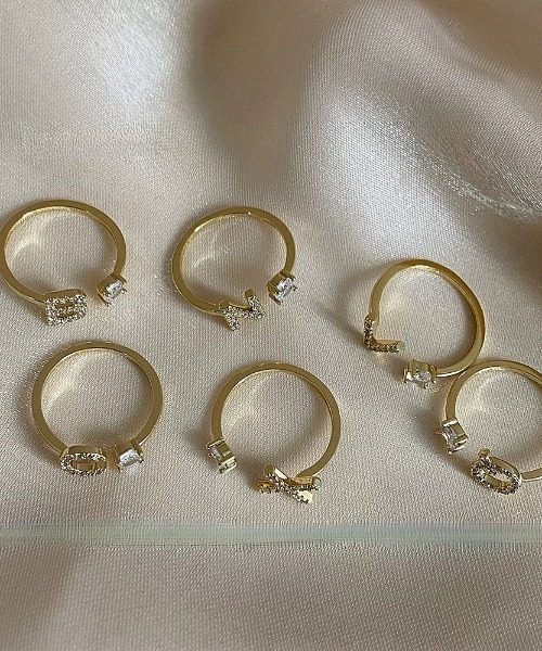 E&C closet…(イーアンドシークローゼット)の「イニシャルリング(リング・レディース・シルバー/ゴールド・A/B/C/D/E/F/H/L/M/O/P/G/I/J/K/N/Q/R/S/T/U/W/X/Y/Z/V)」の4枚目の写真