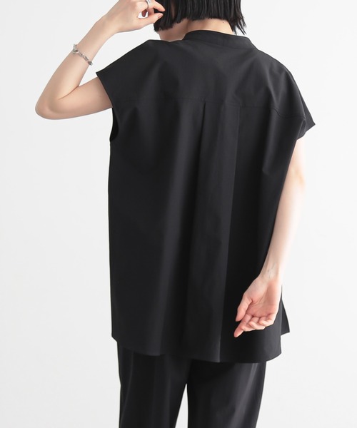 for/c(フォーシー)の「ドライフレンチスリーブブラウス【サスティナブル】(シャツ/ブラウス・レディース・ブラック/オフホワイト・M/L)」の5枚目の写真