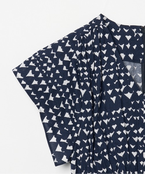 HELIOPOLE（エリオポール）の「SHEERSUCKER PRINTED DRESS（ワンピース・レディース・グリーン/ネイビー・38）」の7枚目の写真