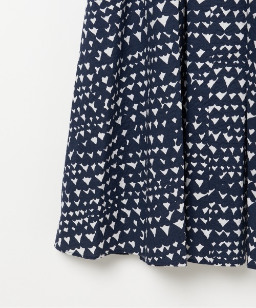 HELIOPOLE（エリオポール）の「SHEERSUCKER PRINTED DRESS（ワンピース・レディース・グリーン/ネイビー・38）」の8枚目の写真