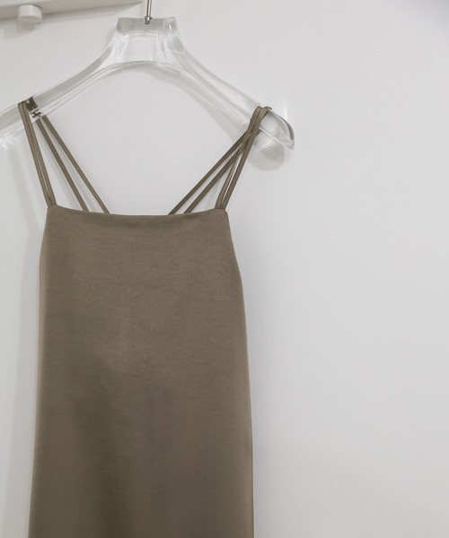 select MOCA（セレクトモカ）の「バッククロスサテンキャミワンピース（ワンピース・レディース・グレイッシュベージュ/ブラウン/ブラック・MEDIUM/LARGE）」の13枚目の写真