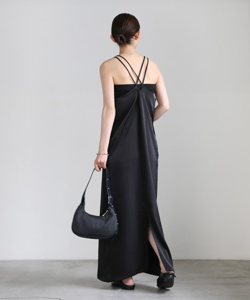 select MOCA（セレクトモカ）の「バッククロスサテンキャミワンピース（ワンピース・レディース・グレイッシュベージュ/ブラウン/ブラック・MEDIUM/LARGE）」の9枚目の写真