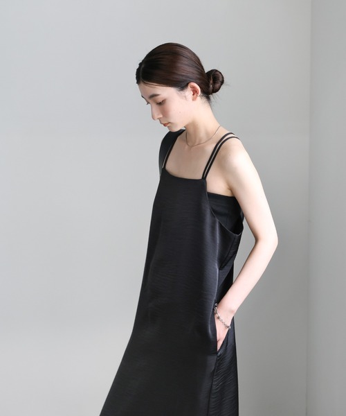 select MOCA（セレクトモカ）の「バッククロスサテンキャミワンピース（ワンピース・レディース・グレイッシュベージュ/ブラウン/ブラック・MEDIUM/LARGE）」の10枚目の写真