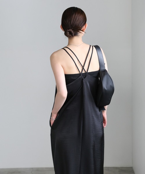 select MOCA（セレクトモカ）の「バッククロスサテンキャミワンピース（ワンピース・レディース・グレイッシュベージュ/ブラウン/ブラック・MEDIUM/LARGE）」の11枚目の写真