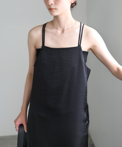 select MOCA（セレクトモカ）の「バッククロスサテンキャミワンピース（ワンピース・レディース・グレイッシュベージュ/ブラウン/ブラック・MEDIUM/LARGE）」の8枚目の写真