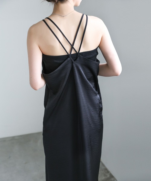 select MOCA（セレクトモカ）の「バッククロスサテンキャミワンピース（ワンピース・レディース・グレイッシュベージュ/ブラウン/ブラック・MEDIUM/LARGE）」の4枚目の写真
