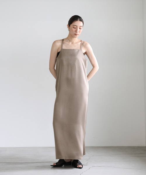 select MOCA（セレクトモカ）の「バッククロスサテンキャミワンピース（ワンピース・レディース・グレイッシュベージュ/ブラウン/ブラック・MEDIUM/LARGE）」の5枚目の写真