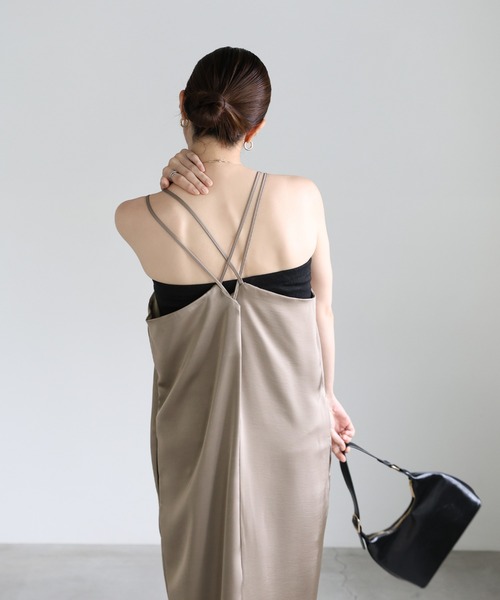 select MOCA（セレクトモカ）の「バッククロスサテンキャミワンピース（ワンピース・レディース・グレイッシュベージュ/ブラウン/ブラック・MEDIUM/LARGE）」の19枚目の写真